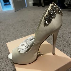 Brand new Jewel Badgley Mischa Robbie style Ivory 8.5